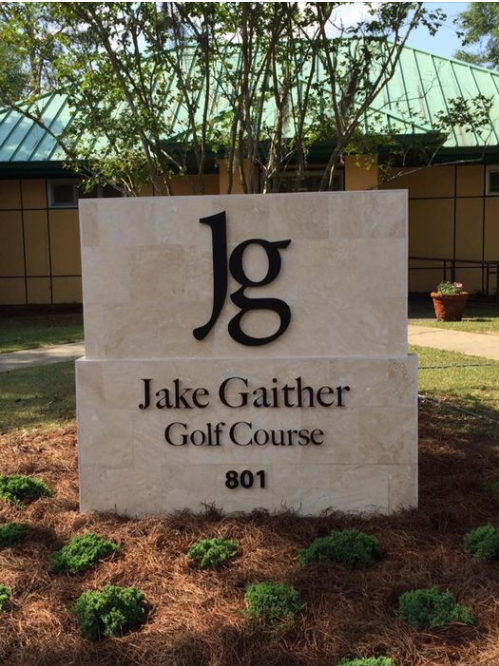 the external monument sign for the course